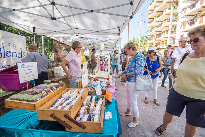 Todos los sábados el Parque Lázaro Cárdenas de Puerto Vallarta alberga el Farmers Market que reúne a más de 80 productores