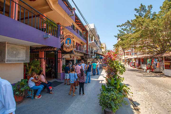 La calle Basilio Badillo en Puerto Vallara es una pintoresca calle llena de cafés, restaurantes, tiendas y galerías