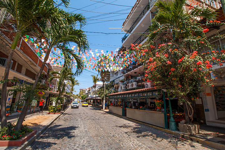 La calle Olas Altas es una de las más transitadas de la Zona Romántica de Puerto Vallarta