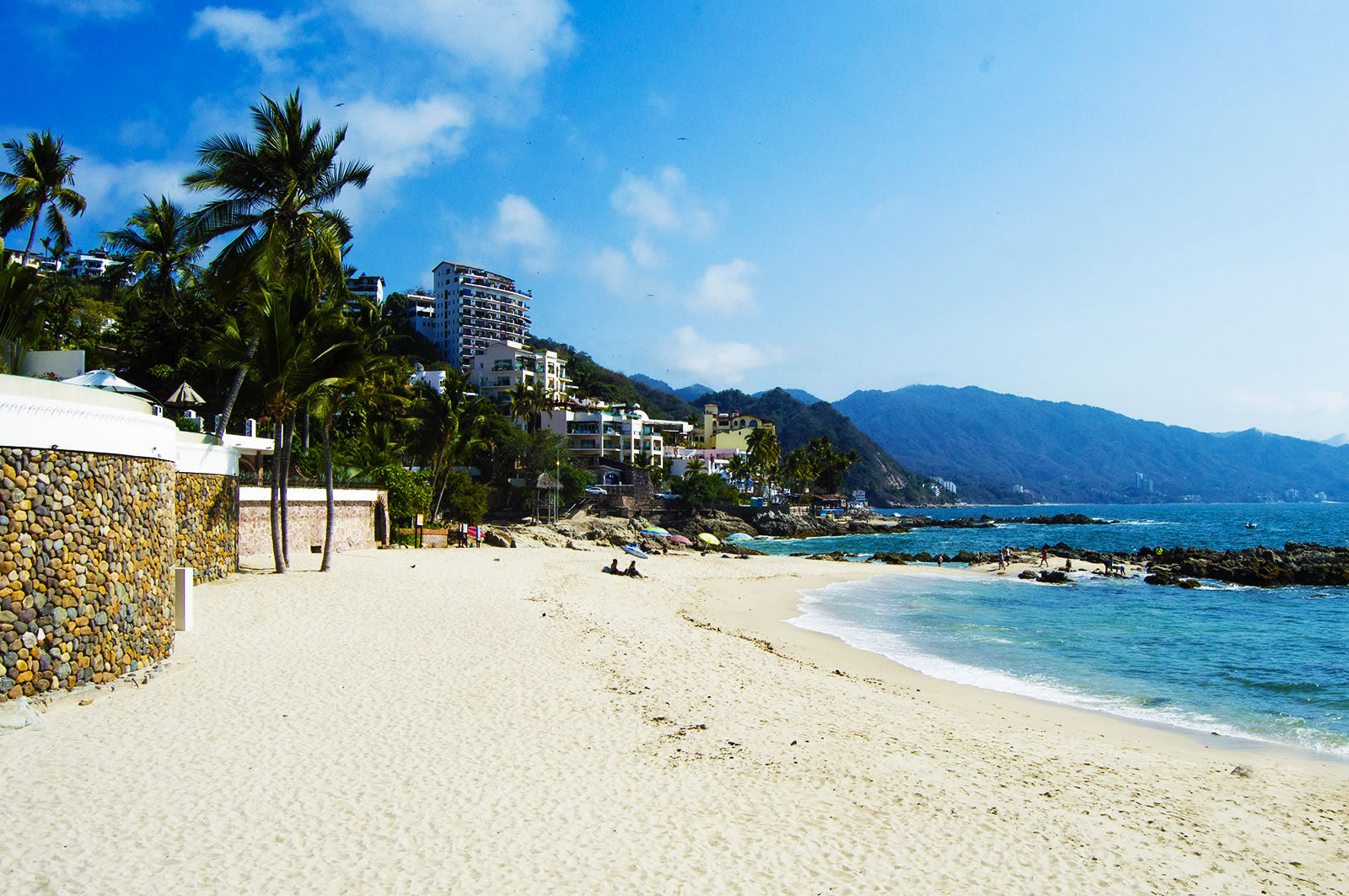 Playas de aguas color esmeralda, de arena suave y oleaje moderado, ideales para visitar con la familia en Puerto Vallarta