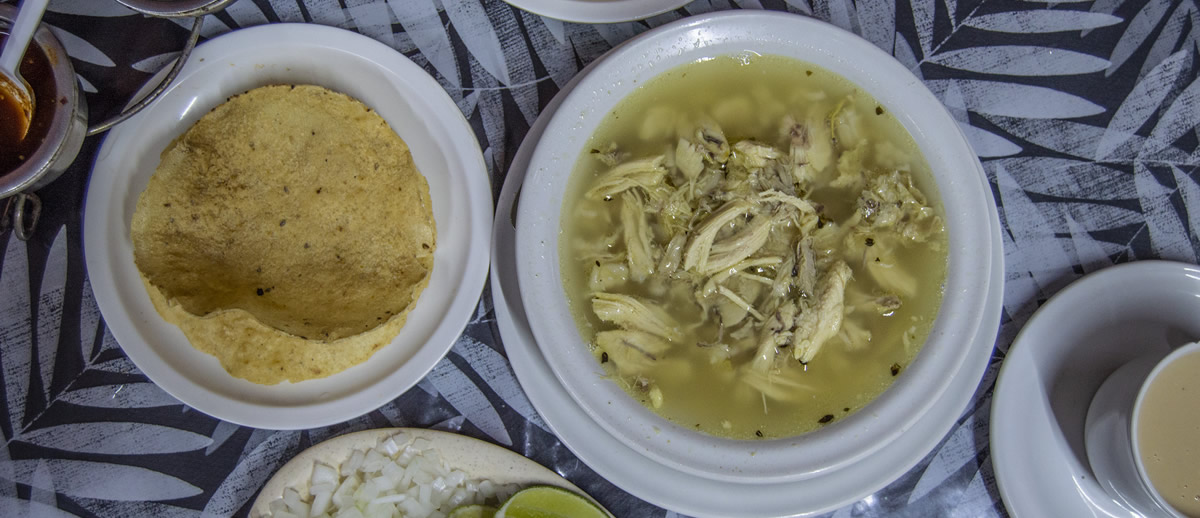 El pozole es un platillo muy mexicano que puedes degustar en Puerto Vallarta