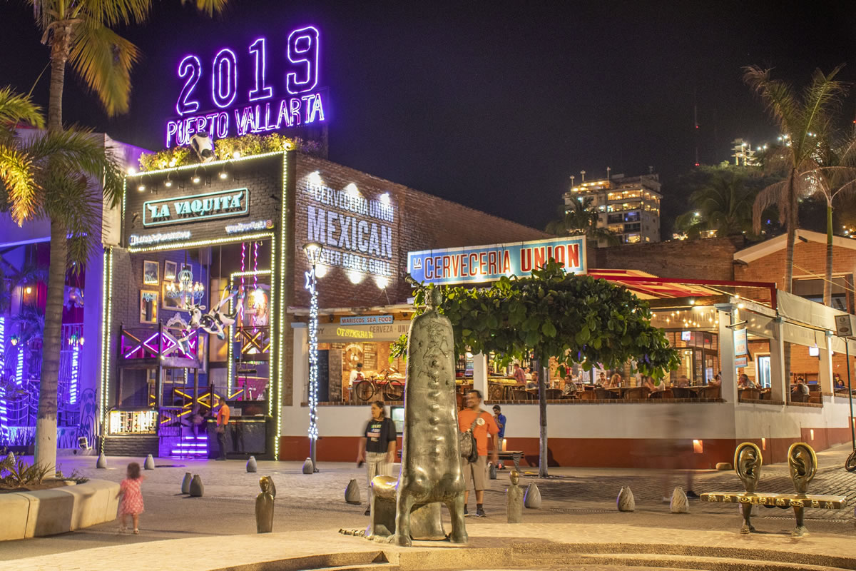 Visita los bares y centros nocturnos del Malecón