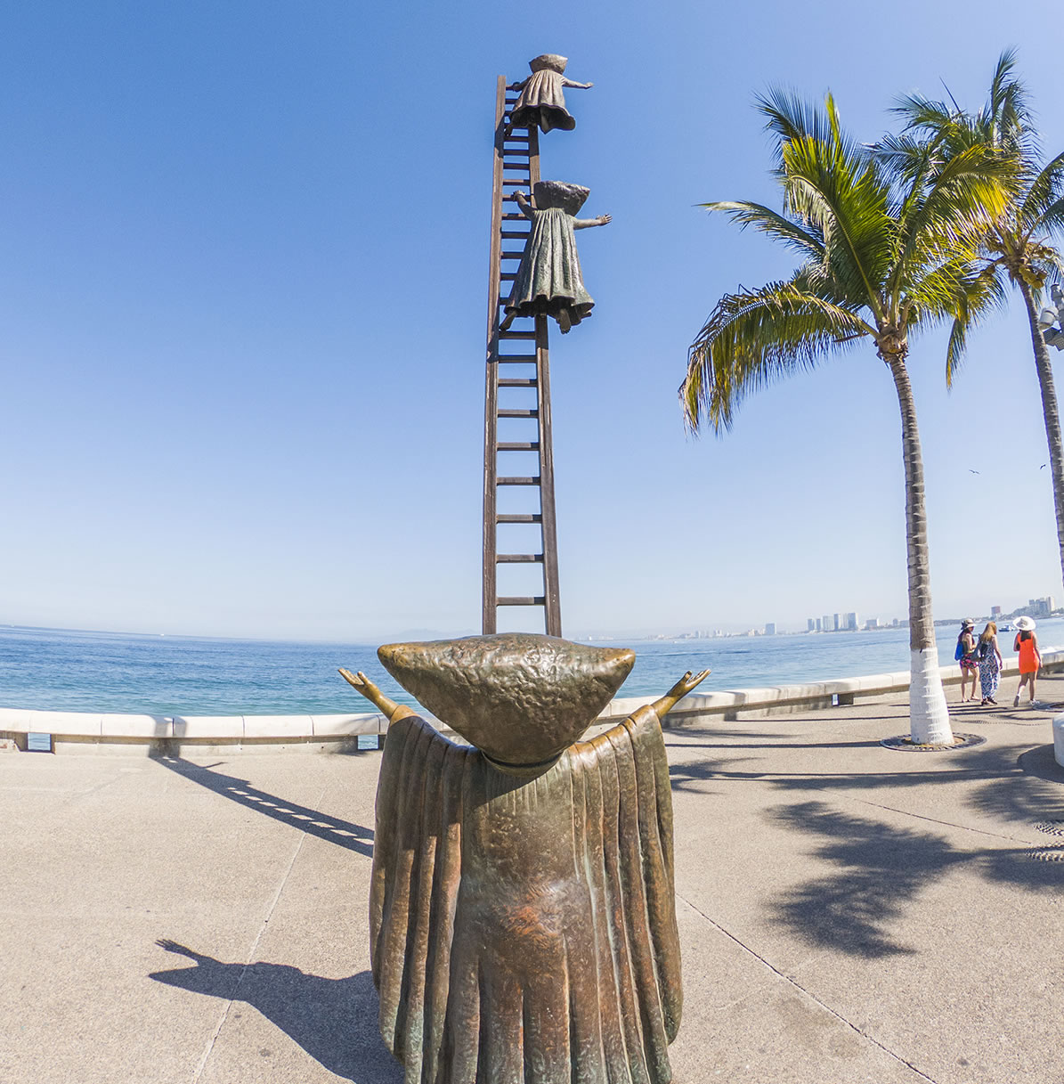 Escultura en búsqueda de la razón en el malecón de Puerto Vallarta