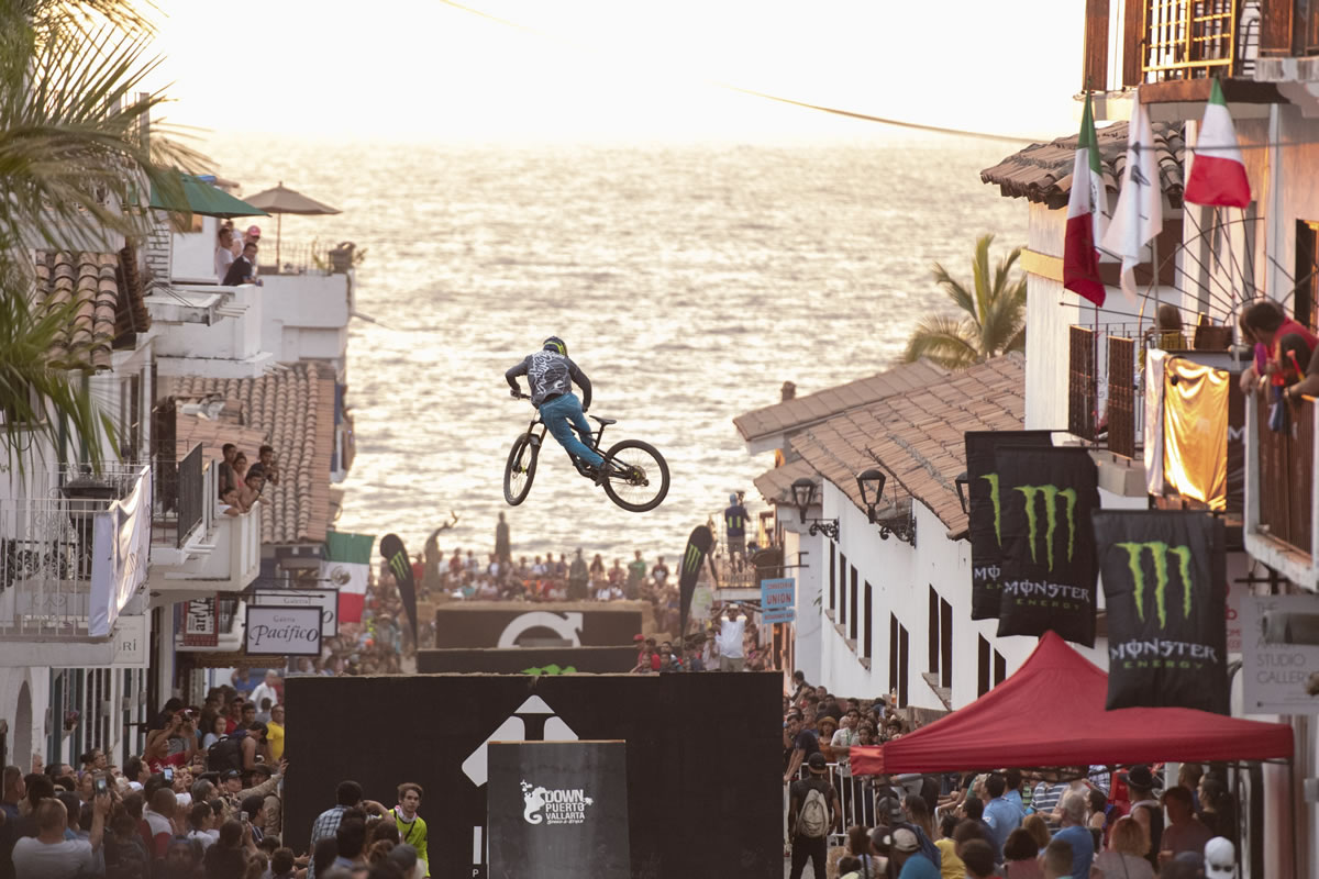Saltos acrobáticos en bicicleta, velocidad y destreza en el Down Puerto Vallarta 2019