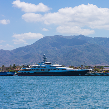 Grandes Yates Visitan el Recinto Portuario de Puerto Vallarta