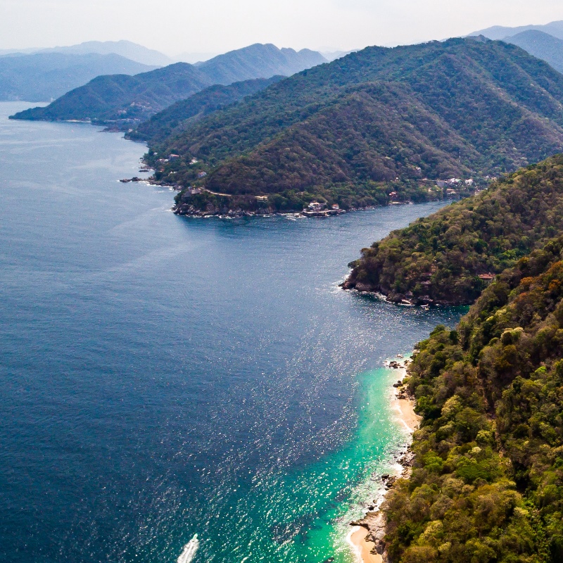 Puerto Vallarta en el Club de las Bahías más Bellas del Mundo