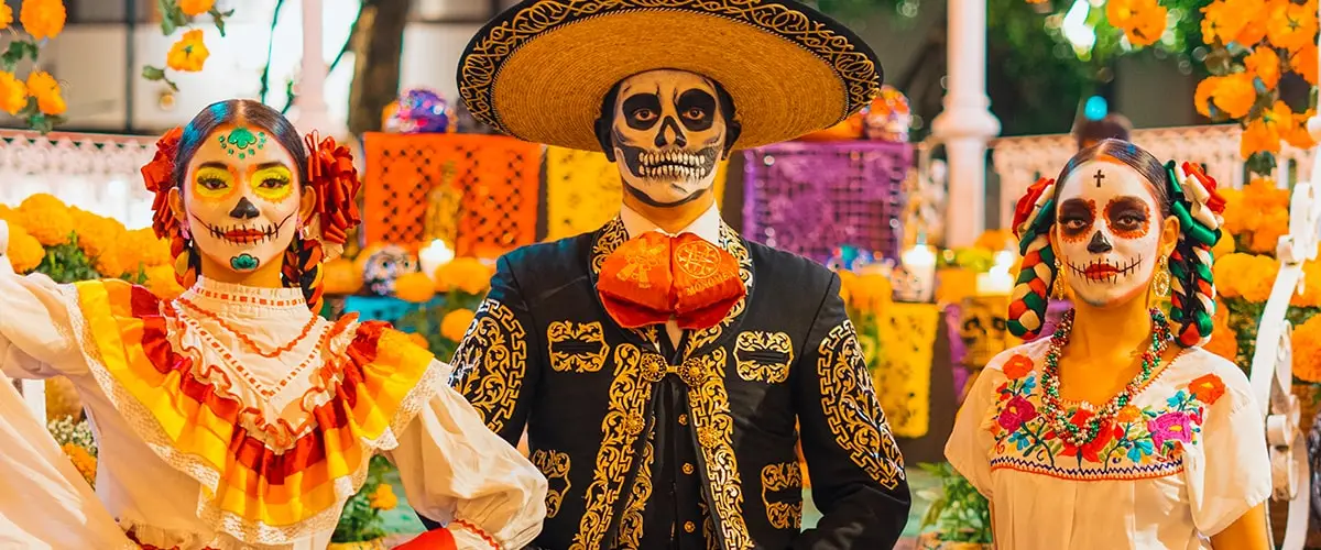 Catrín y Catrina con trajes tradicionales de charro y folklor para la celebración de Día de Muertos