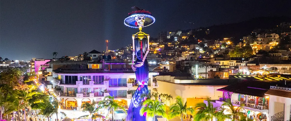 Catrina más alta del mundo iluminada de noche en Puerto Vallarta